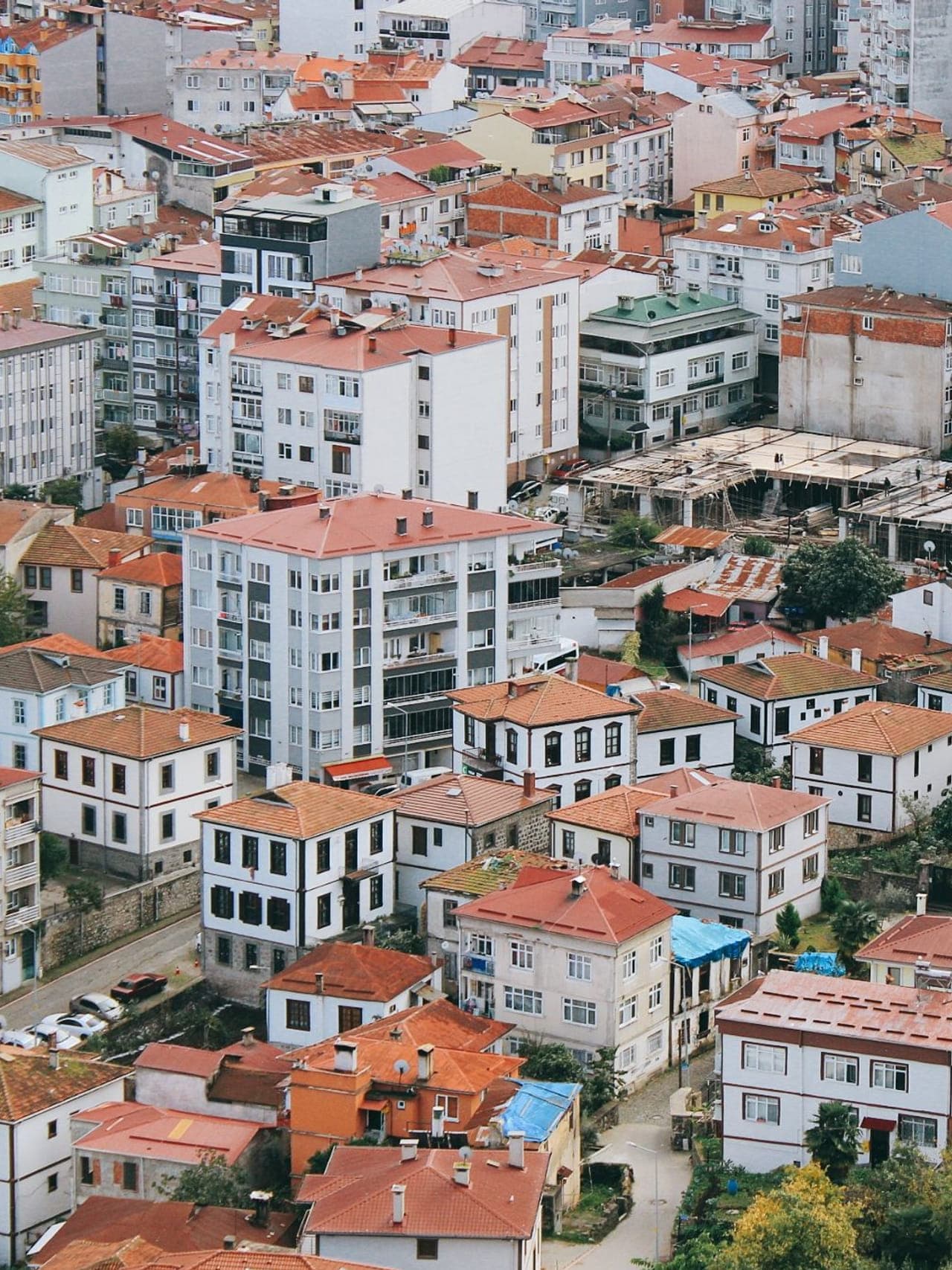 Adjoining freeholds in Giresun seen from height: buildings of several periods and heights, roofs of differing type, plot depths that plainly did not come from one plan, and the access each holding made for itself.