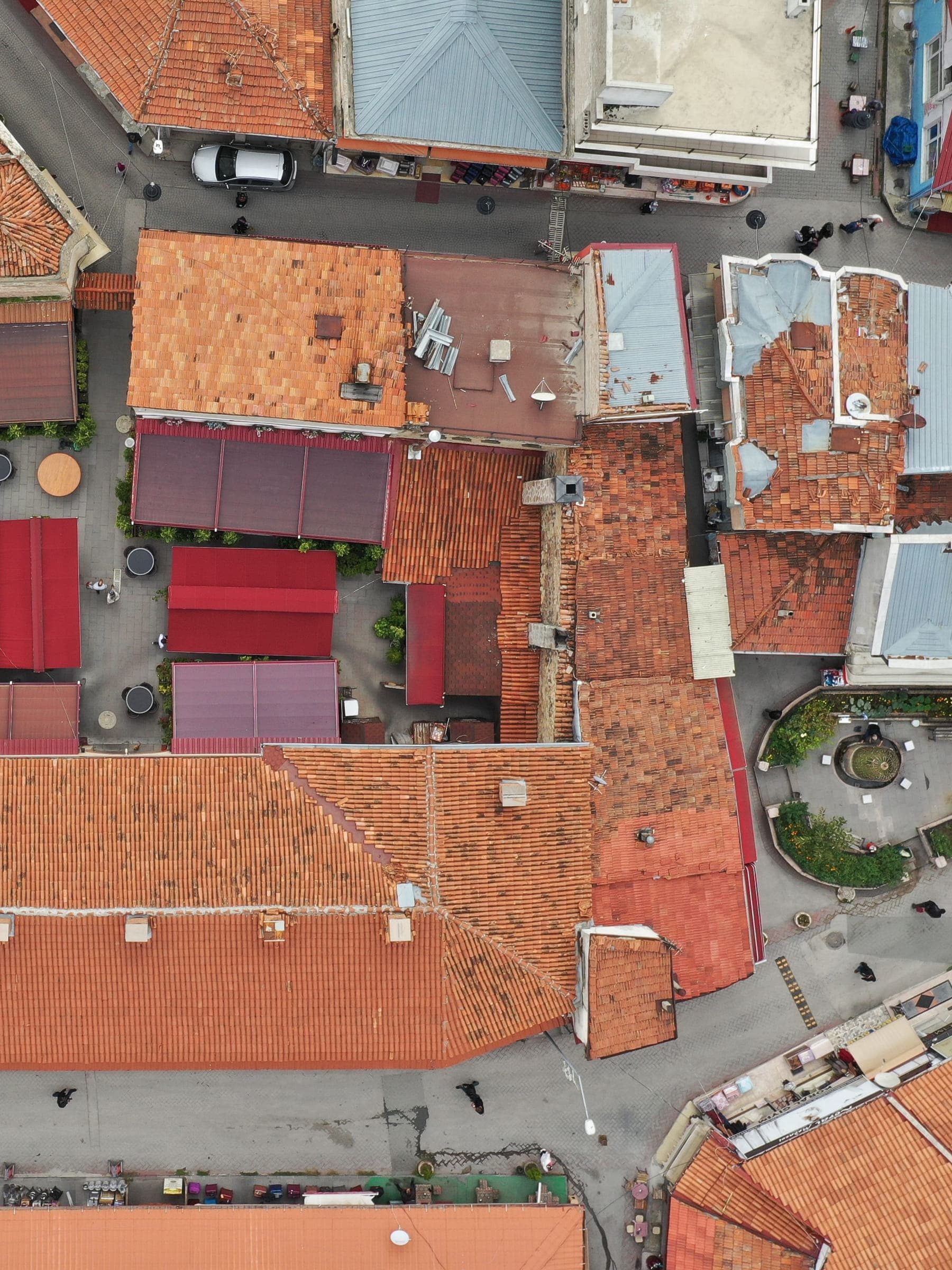 Kastamonu read from directly above: irregular plots of differing depth, walled courtyards and an alley between them, the roofs plainly built in different periods.